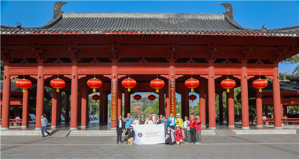 在旗峰公园合照.png