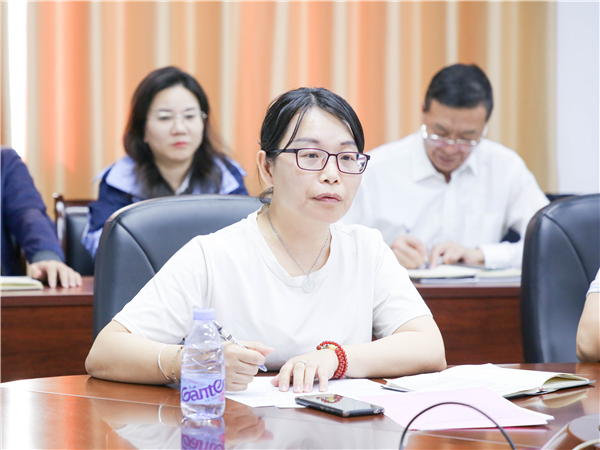 人事处副处长方顺适作会议相关内容发言.png