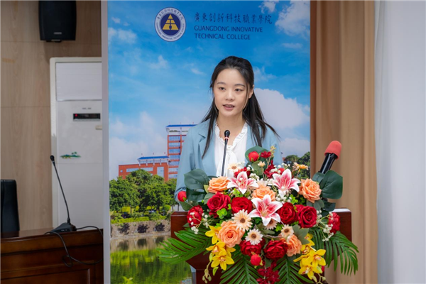 校党委办公室副主任张欣欣宣读表彰决定.png 校党委办公室副主任张欣欣宣读表彰决定.png