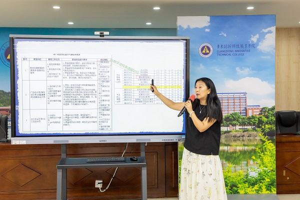 教务处副处长杨艳容作培训.jpg 教务处副处长杨艳容作培训.jpg