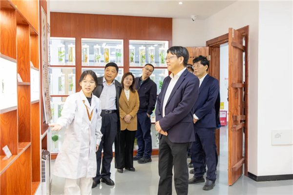 两校领导参观校园3.png 两校领导参观校园3.png