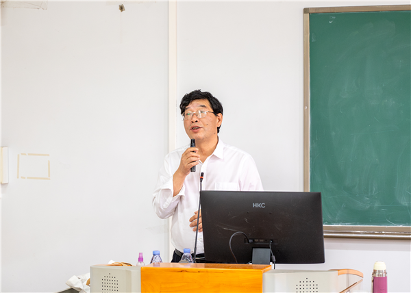 学校党委书记邓成良给学生上第一堂思政课.png