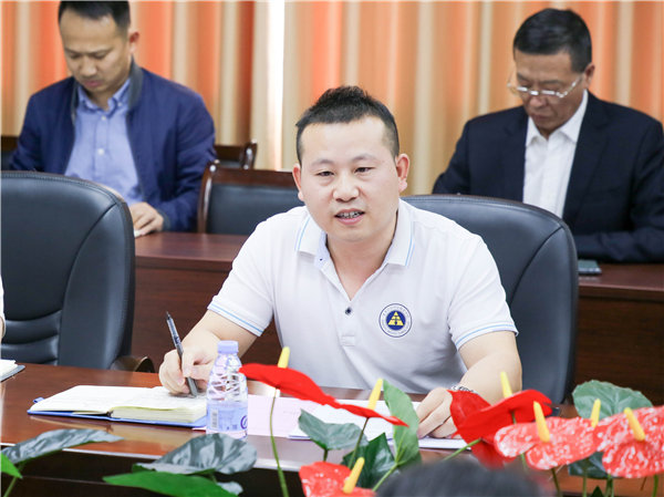 人事处处长张良锐讲解会议相关文件要求.png