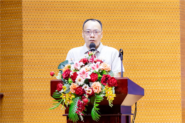 信息工程学院院长曾德生主持会议.png
