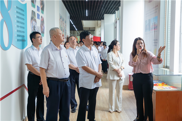 思政课教师张廷旭老师做讲解2.png