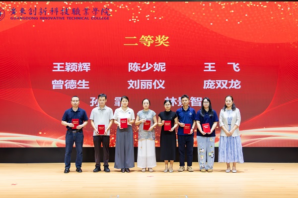 马克思主义学院院长吴秋凤颁发二等奖奖项.jpg