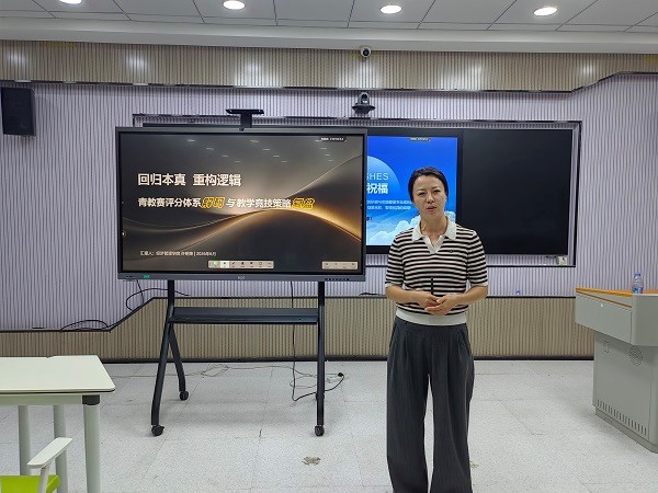经济管理学院院长许明箫进行授课.jpg