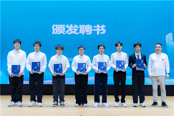 汪建宇副院长为第二届干部颁发聘书.png