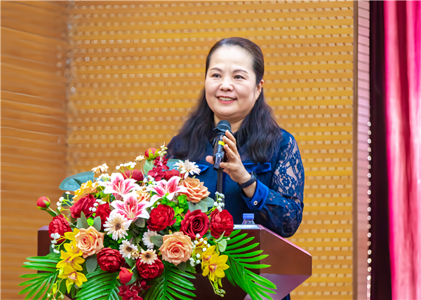马克思主义学院院长吴秋凤主持活动.png