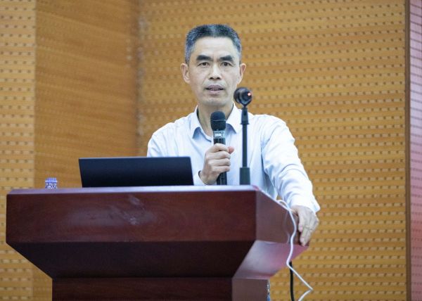 覃岭教授作报告.jpg