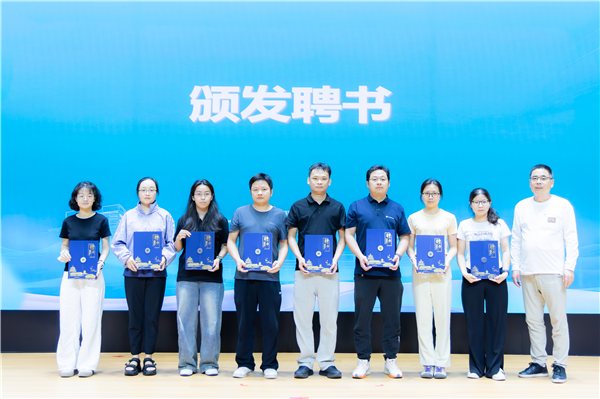 汪建宇副院长为协会指导老师颁发聘书.png