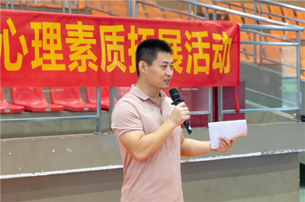董宁教练在讲解活动规则.png