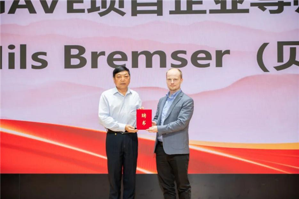 副校长陈粟宋为德国专家贝宁颁发聘书.png 副校长陈粟宋为德国专家贝宁颁发聘书.png