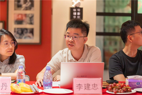 李建忠副院长做汇报.png
