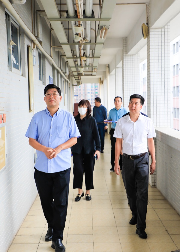 党委书记邓成良（左一）、副校长朱敏（左二）、校长助理罗璋（右一）等一行查看教学楼第一天上课情况.jpg