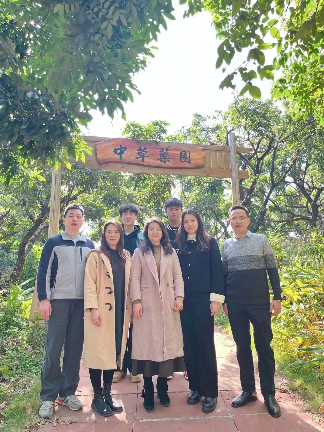 参观黎成丰的中草药园营地.jpg