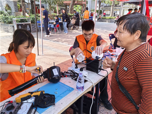 义务家电维修活动现场2.png