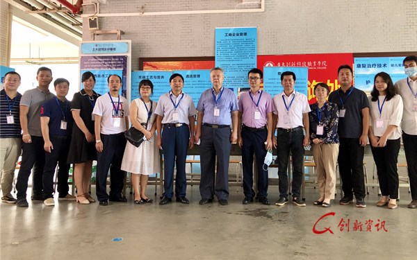 学校领导到场指导我院迎新工作_副本.jpg