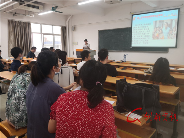 肖巧玲老师做学习分享.jpg 肖巧玲老师做学习分享.jpg