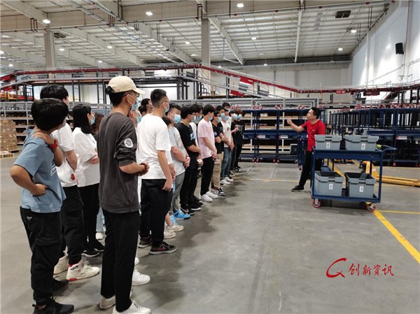 19物流班同学参观工作现场并聆听工作人员讲解.jpg