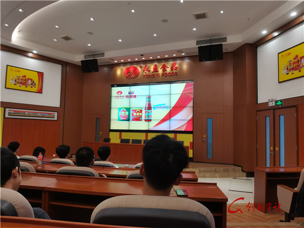 会议厅进行交流.jpg 会议厅进行交流.jpg