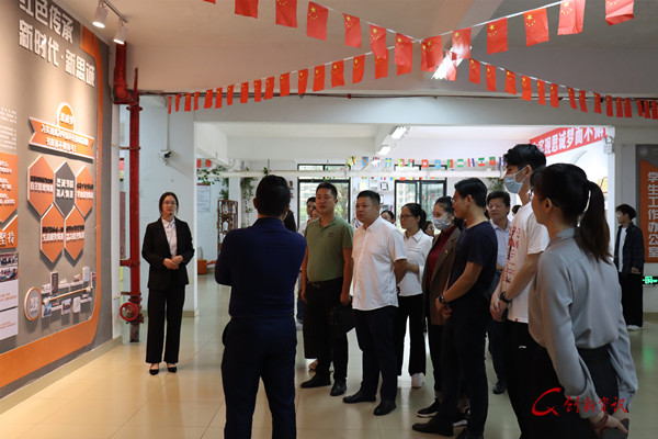 参观红色文化教育区.jpg 参观红色文化教育区.jpg