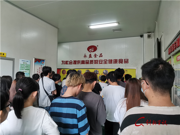 学生参观生产车间.jpg 学生参观生产车间.jpg