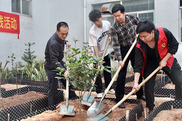 图2：师生一起植树.jpg