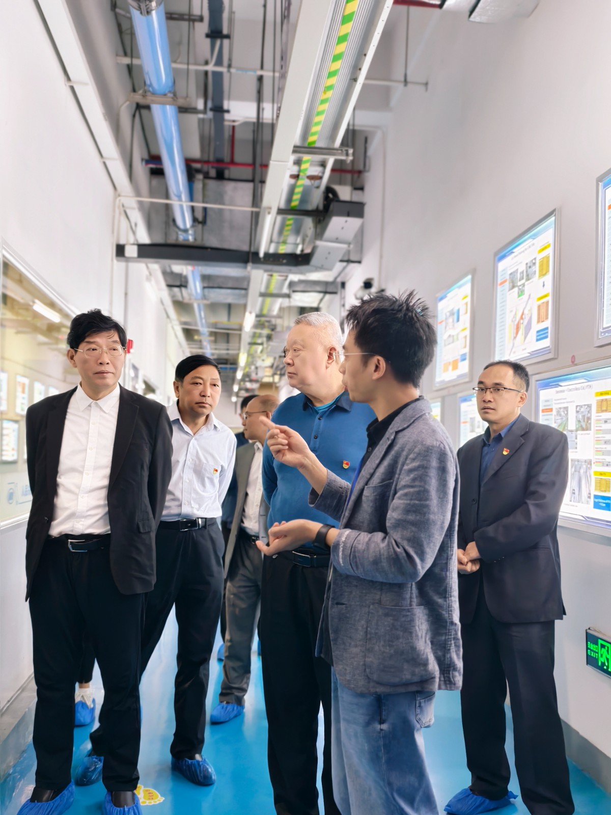 图5：校长叶小明一行参观生产车间.jpg