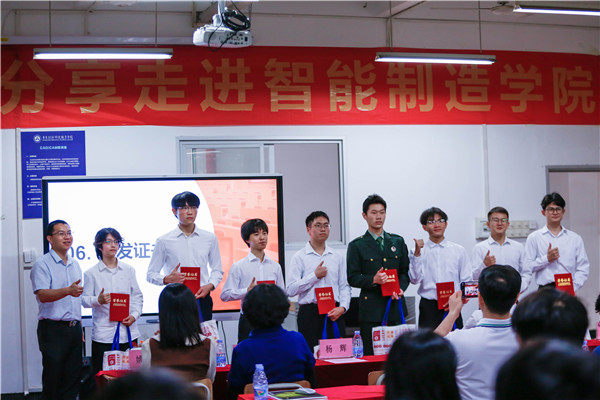 颁发荣誉证书_副本.jpg