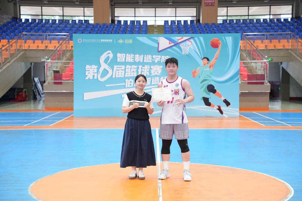 学院党总支副书记颜泳珊为最佳球员梁晓浩颁奖.png