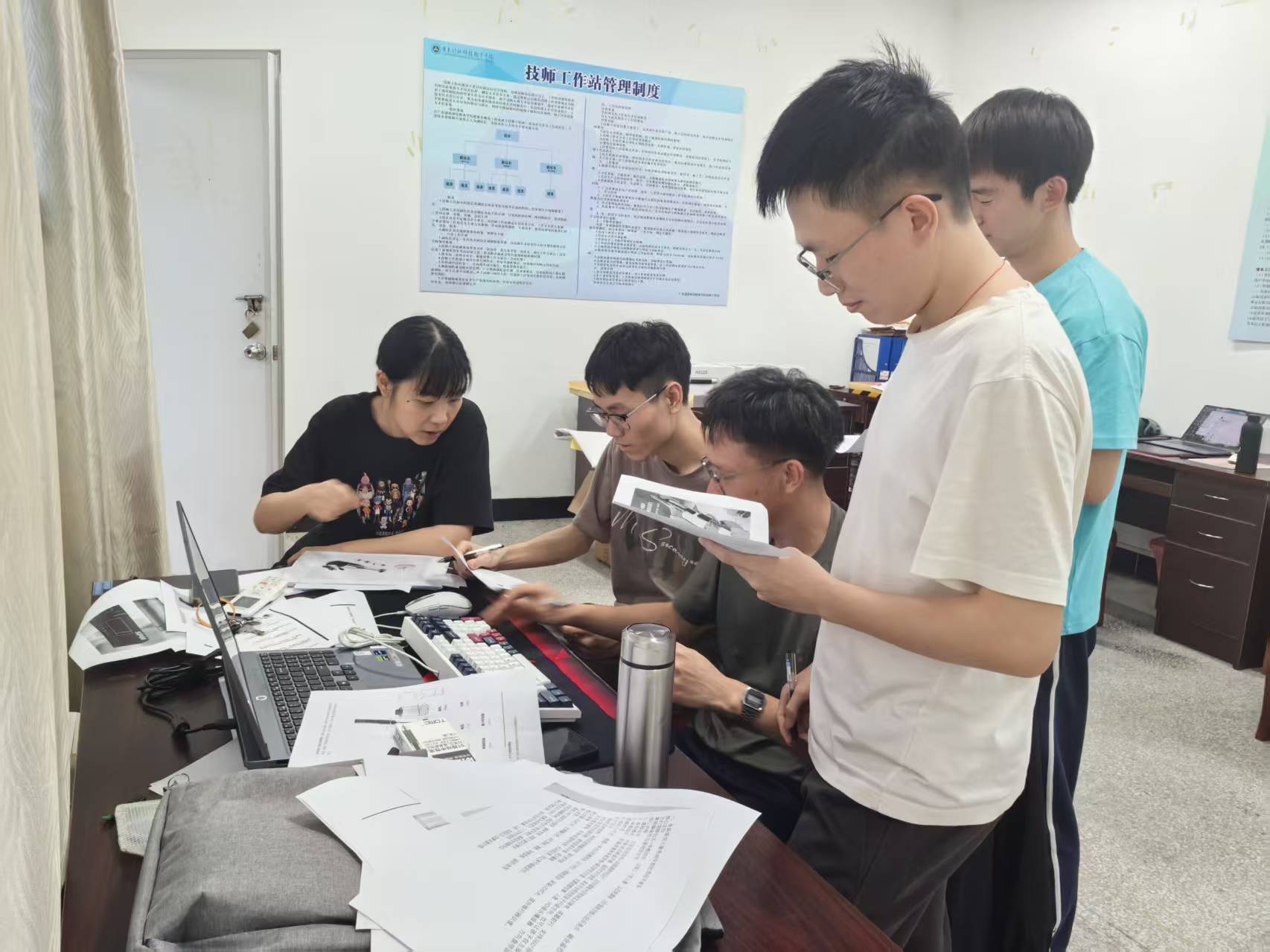 图3  指导老师与学生赛前讨论.jpg