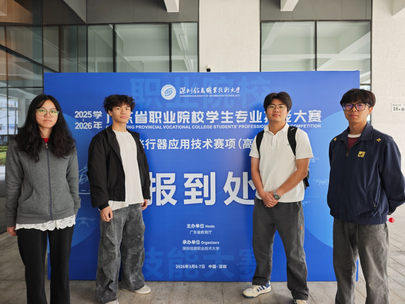 参赛学生合影.jpg