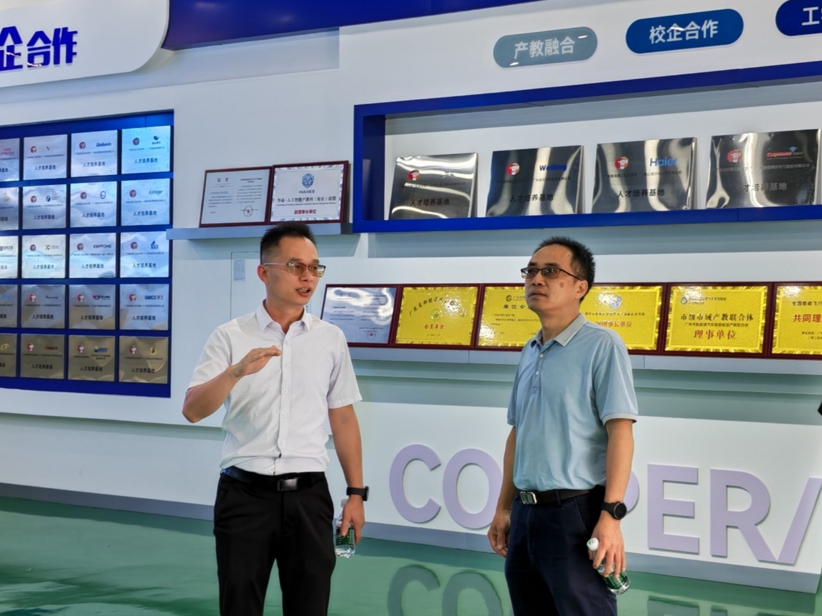 图 2 覃卓庚副院长介绍产教融合实训基地建设成果.jpg