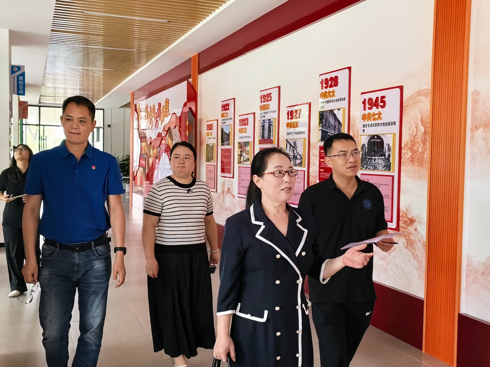 图 4 党建学工队伍参观智创书院 “一站式” 学生社区.jpg