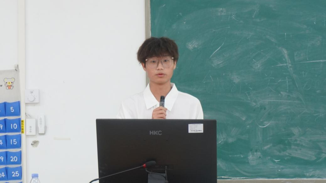 优秀学生代表叶顺兴发言.png