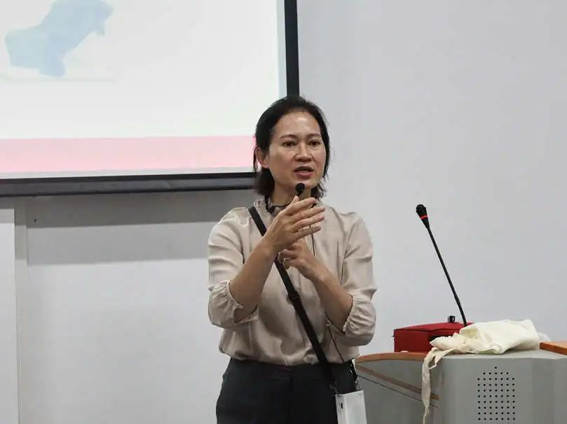 卢老师进行讲解.png