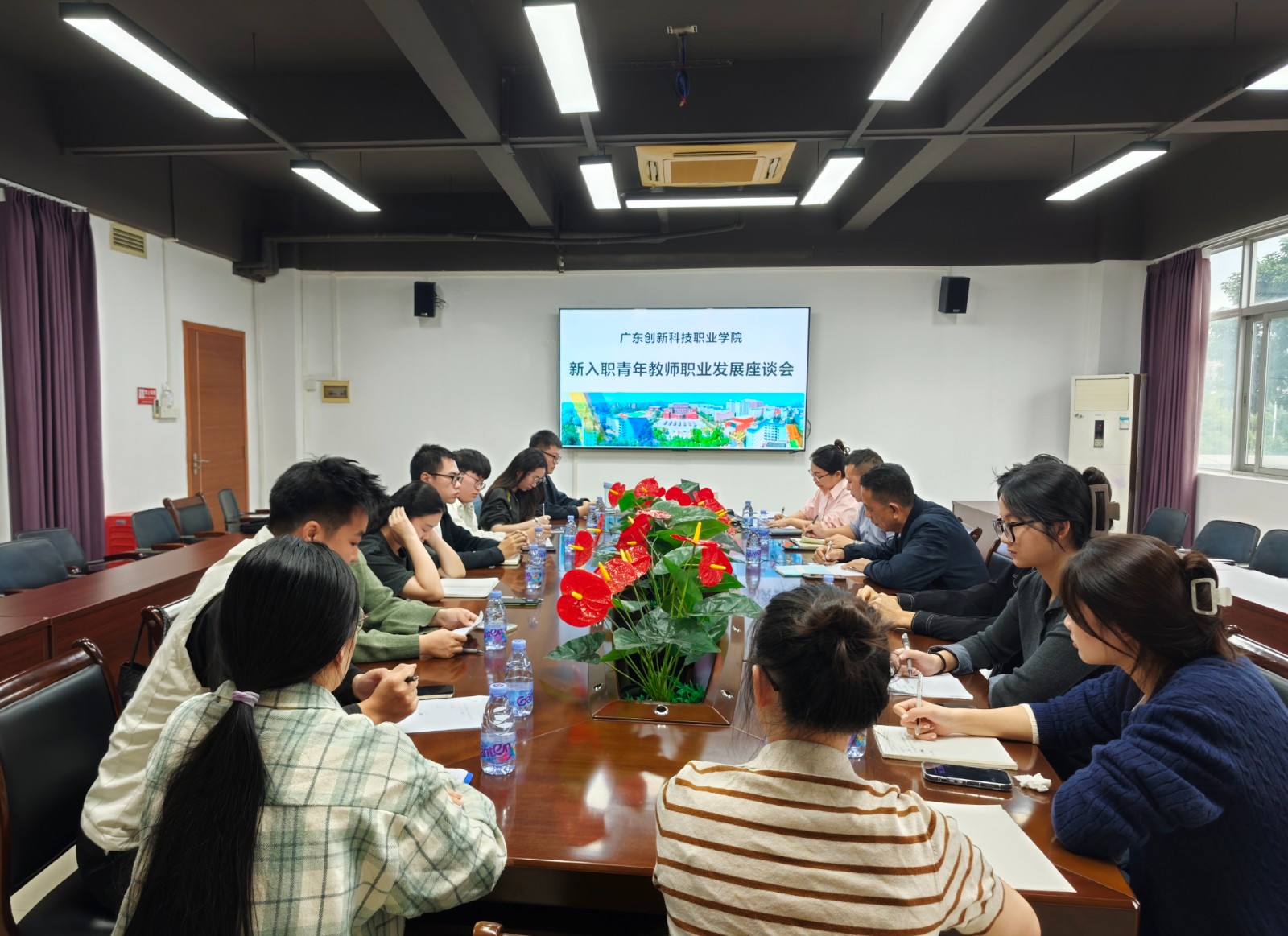 新入职教师座谈会.jpg 新入职教师座谈会.jpg