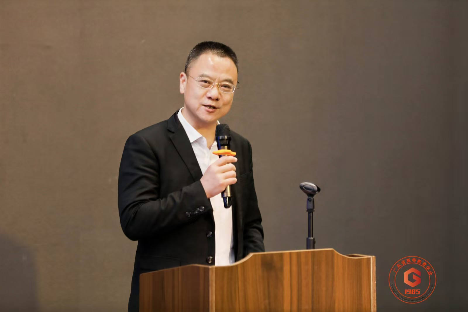 4 广东高等教育学会常务理事、分会理事长、广东科技学院副校长陈标新教授分享在产教融合方面的成功经验.png