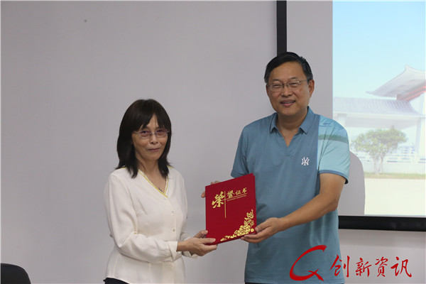 3副校长朱敏向吴勇教授颁发了广东创新科技职业学院接受捐赠的荣誉证书.jpg