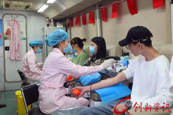 学生志愿者献血.jpg