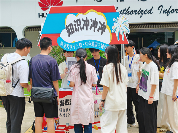 红色国风游戏区师生体验现场2.jpg