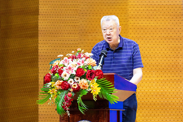 图7 校长叶小明上台宣布.jpg 图7 校长叶小明上台宣布.jpg