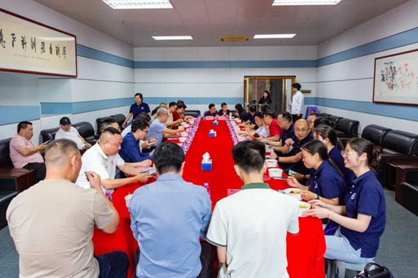 图8 与企业座谈会现场.jpg 图8 与企业座谈会现场.jpg