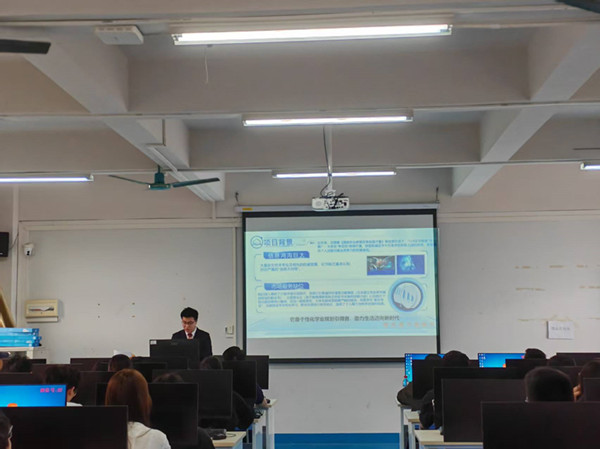 图2:证途云起——AI个性化学业规划引领者项目汇演.jpg 图2:证途云起——AI个性化学业规划引领者项目汇演.jpg