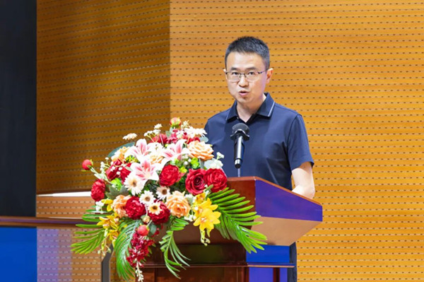 图3 副校长易晓爽宣读文件.jpg 图3 副校长易晓爽宣读文件.jpg