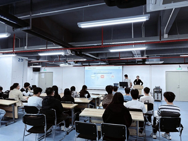 图2 华勤老师为校内师生介绍企业信息.jpg 图2 华勤老师为校内师生介绍企业信息.jpg