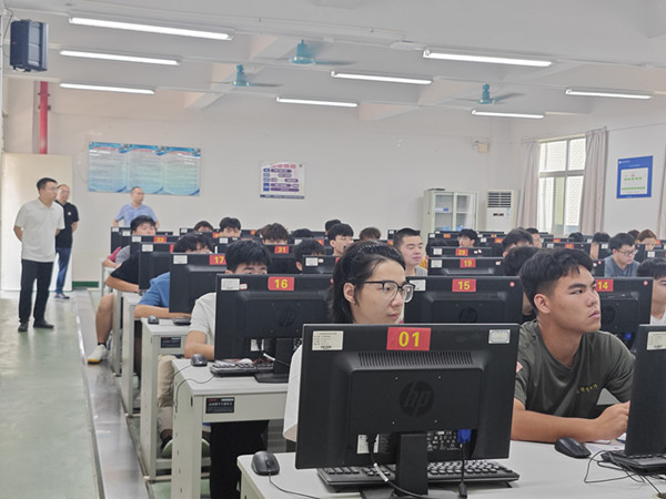 图1 领导班长巡课.jpg
