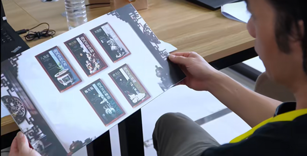 图2 决赛现场评委观看“游径探客”团队的作品应用场景展示.png