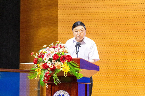 图6 副校长陈粟宋上台讲话.jpg 图6 副校长陈粟宋上台讲话.jpg